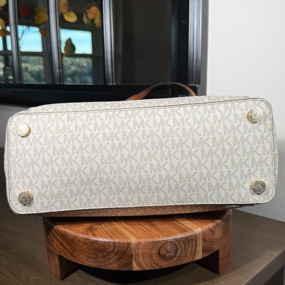 Michael Kors MK Signature Tote Bag — Vanilla & Acorn Monogram - Picture 8 of 16